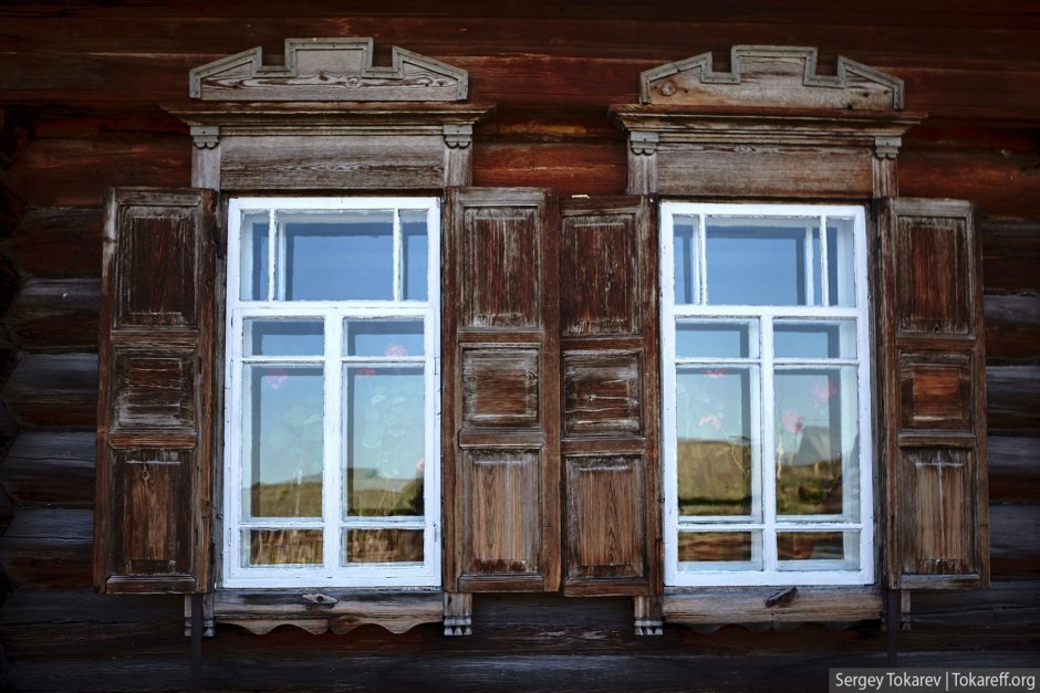 Открытое деревенское окно