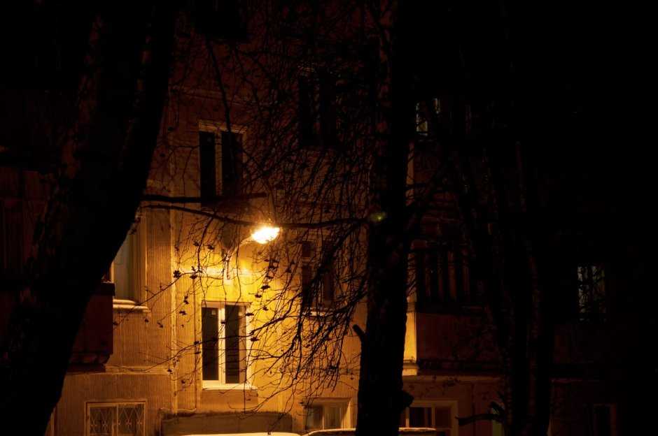 Горящие окна домов ночью