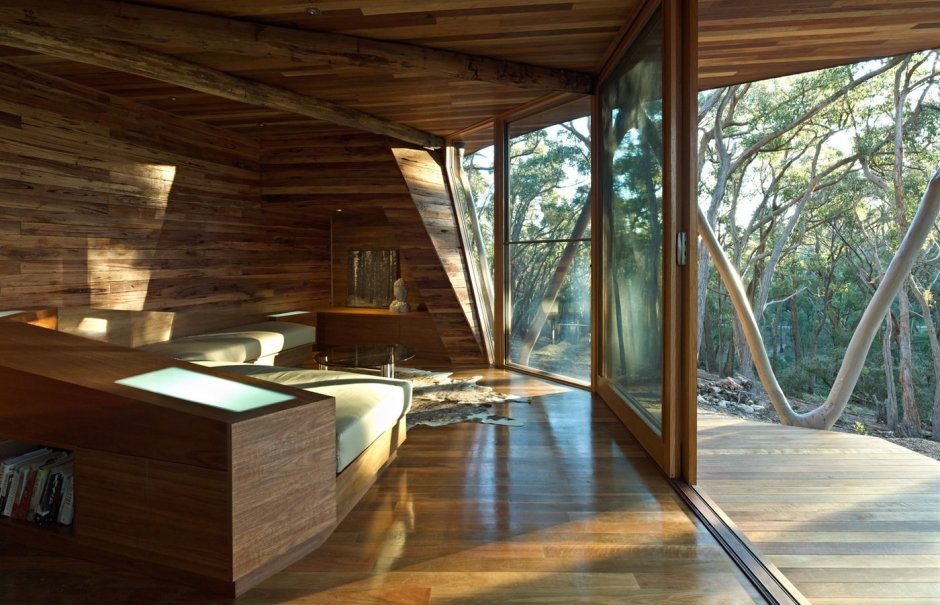 Деревянный дом с панорамными окнами внутри