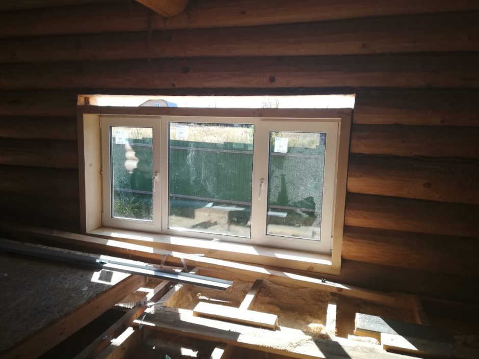 Окна в деревянный дом с окосячкой и прозрачной дверью