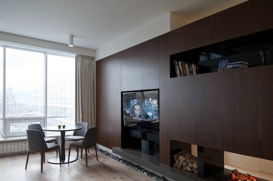 Телевизор в гостиной с панорамными окнами