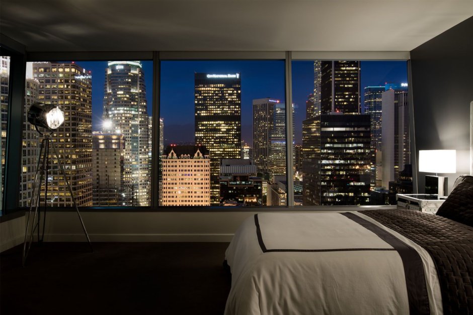 Спальня с панорамными окнами в небоскребе