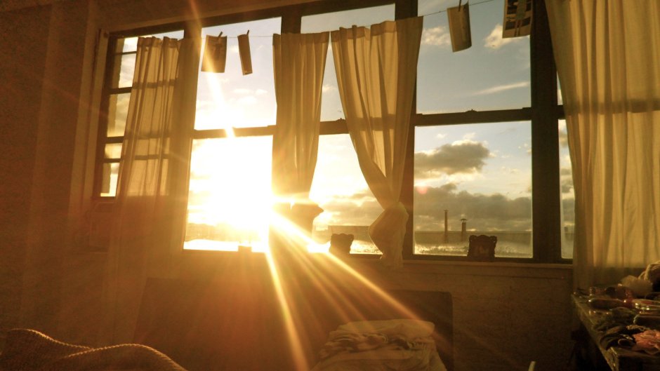 Лучи солнца из окна