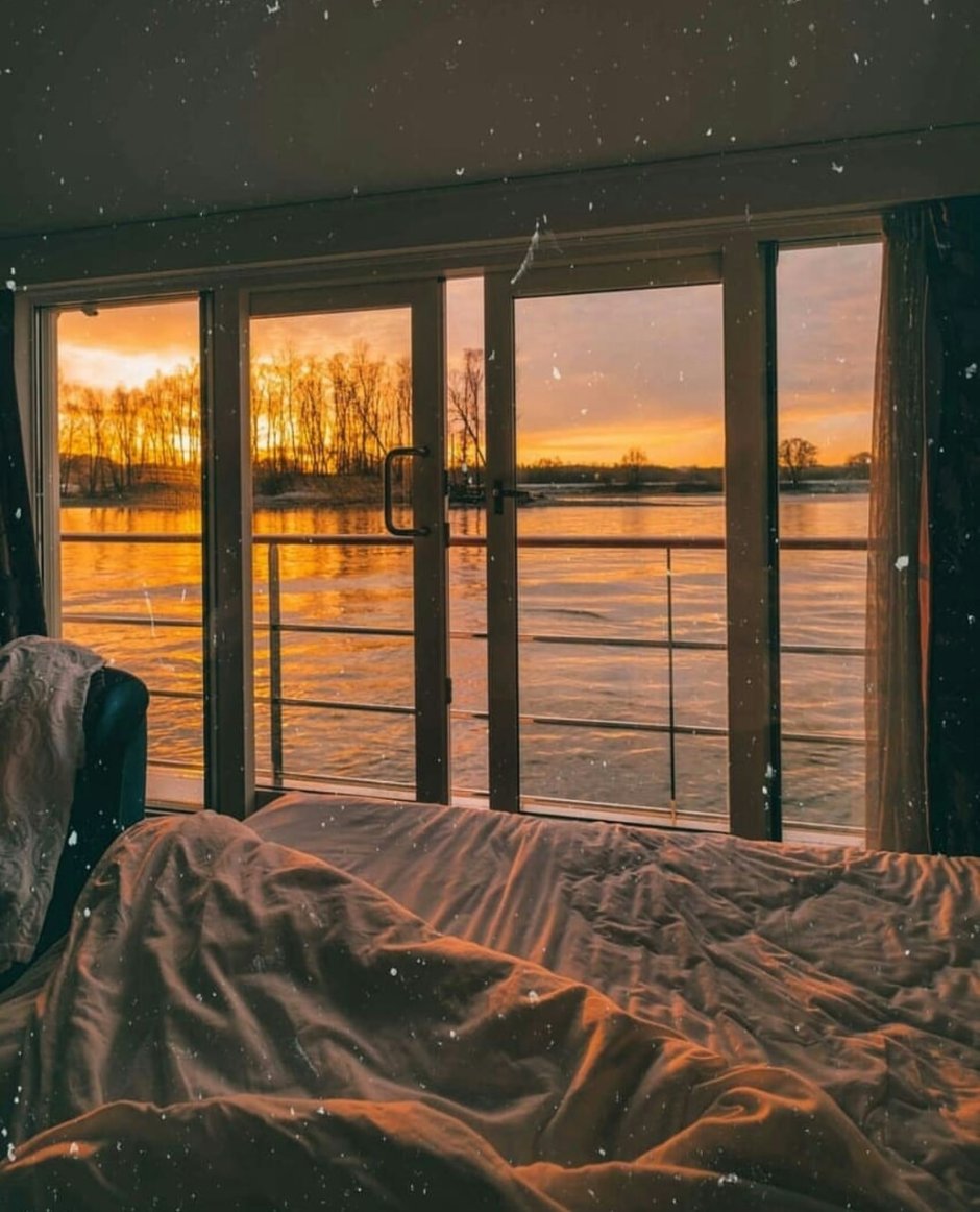 Кровать у окна с красивым видом