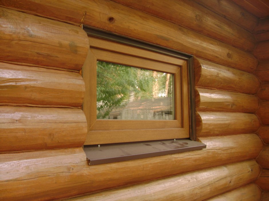 Наличники на окна в деревянном доме из бревна
