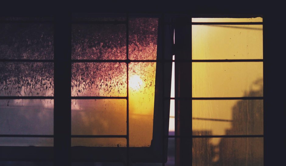 Рассвет в окне