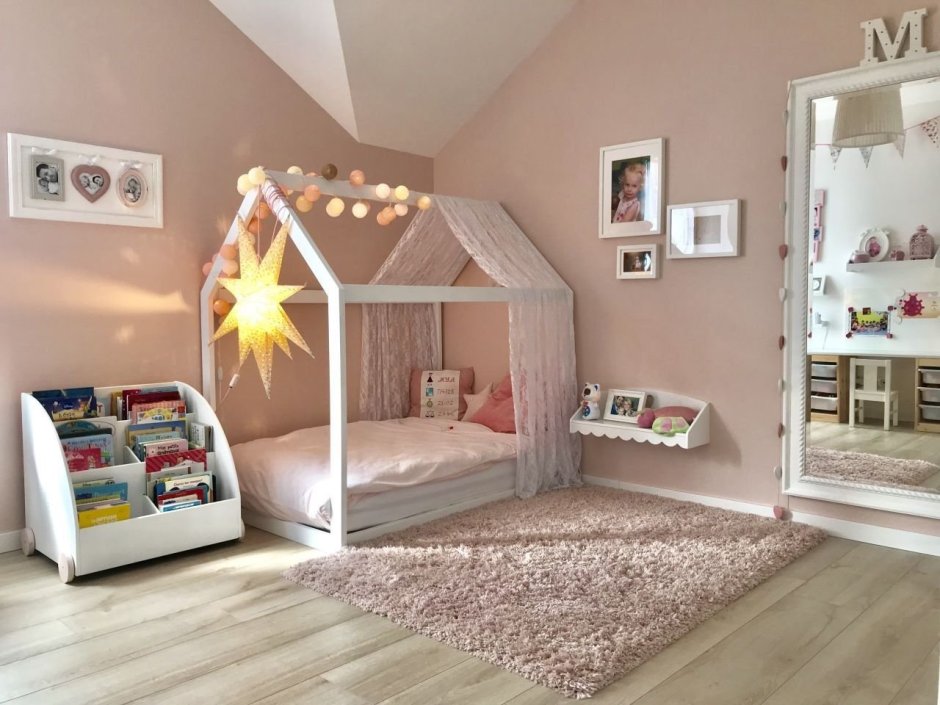 Кровать домик в интерьере детской