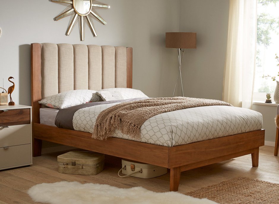 Кровать на деревянных ножках