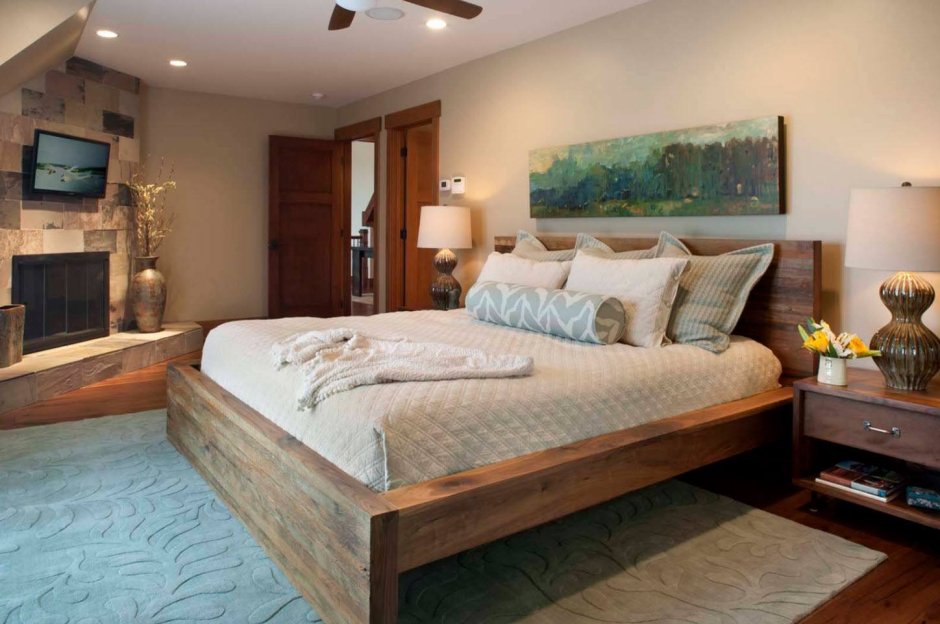 Спальня с деревянной кроватью