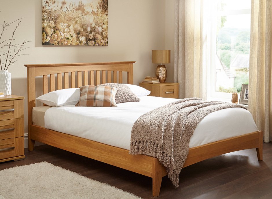 Интерьер спальни с деревянной кроватью