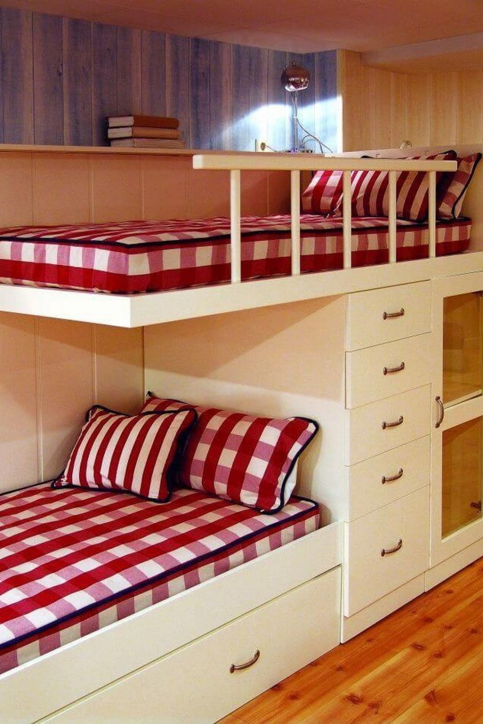 две кровати в шкафу для детей