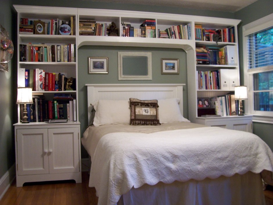 Спальня с книжными стеллажами