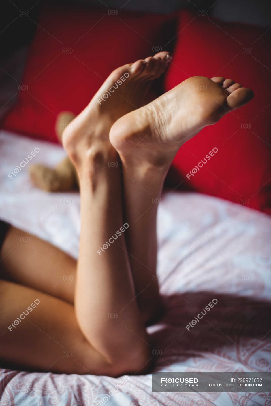 Ноги босиком на кровати