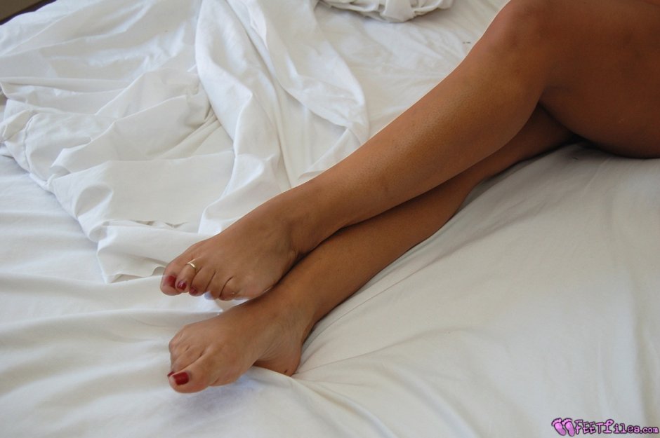 Женские стопы в постели