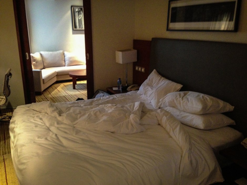 Кровать в номере отеля