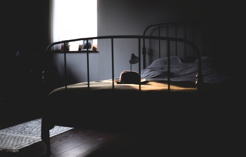 Кровать на черном фоне