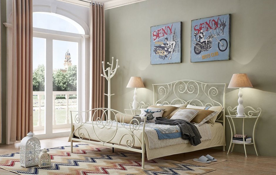 Спальня в стиле Прованс с кованной кроватью сине сливочные тона