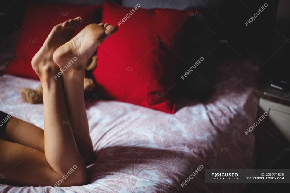 Женские ступни на кровати