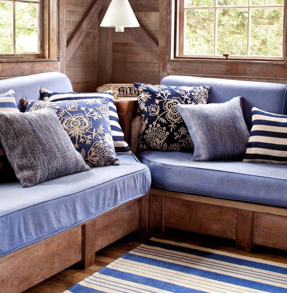 Синий диван в деревянном доме