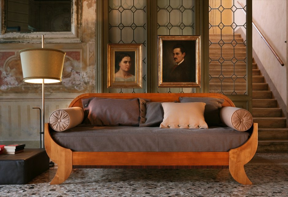 Деревянный диван с подушками (44 фото)