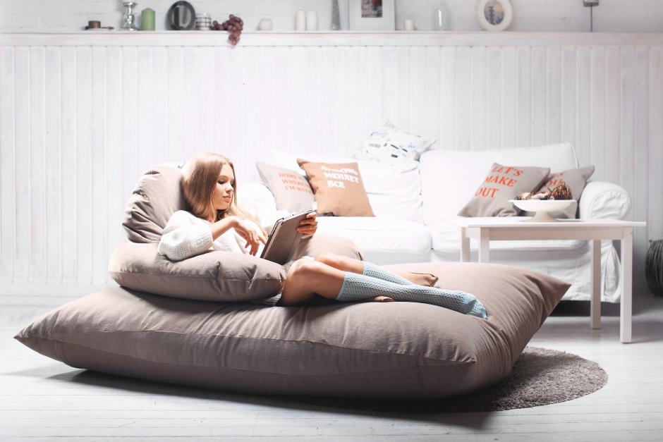 Подушка для лежания на диване