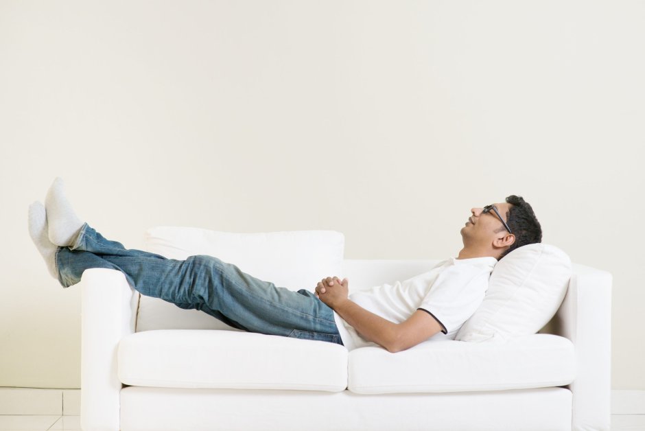 Человек лежит на диване