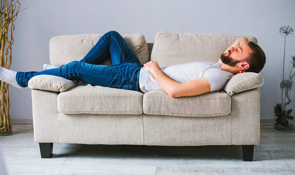 Человек лежит на диване (35 фото)