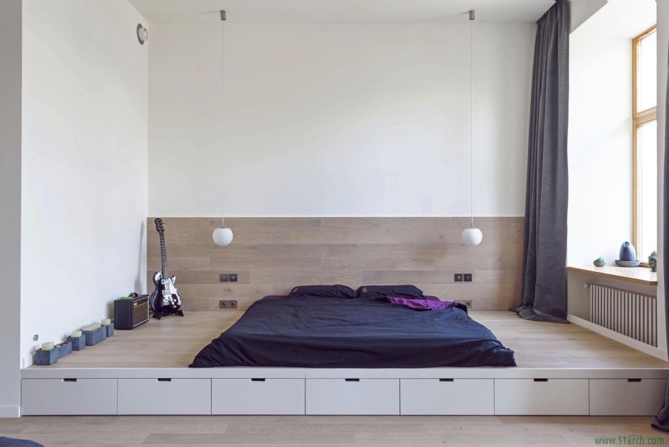 Спальня без кровати с матрасом на подиуме