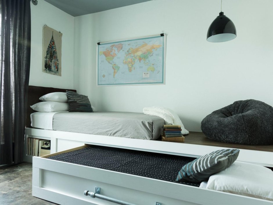 Кровать-подиум в общежитии