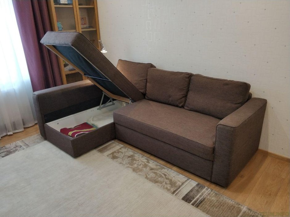 Коричневый диван в сером интерьере