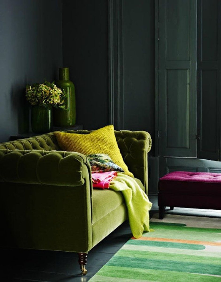 Зеленый диван в скандинавском стиле
