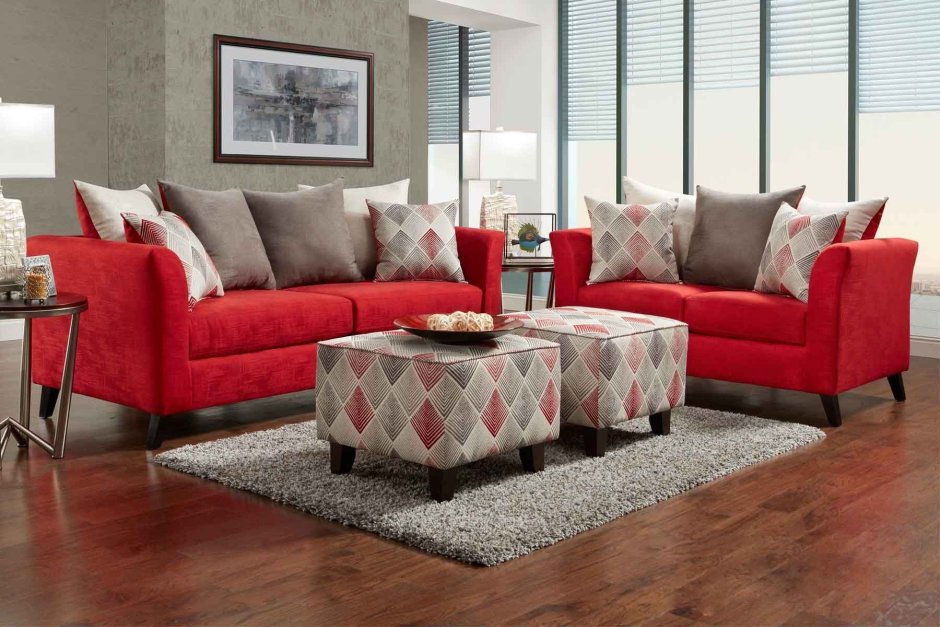 Серый диван с красными подушками