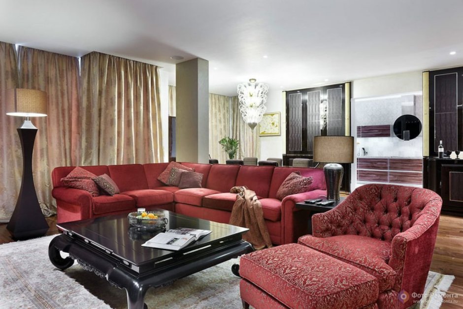Бордовый угловой диван в гостиной