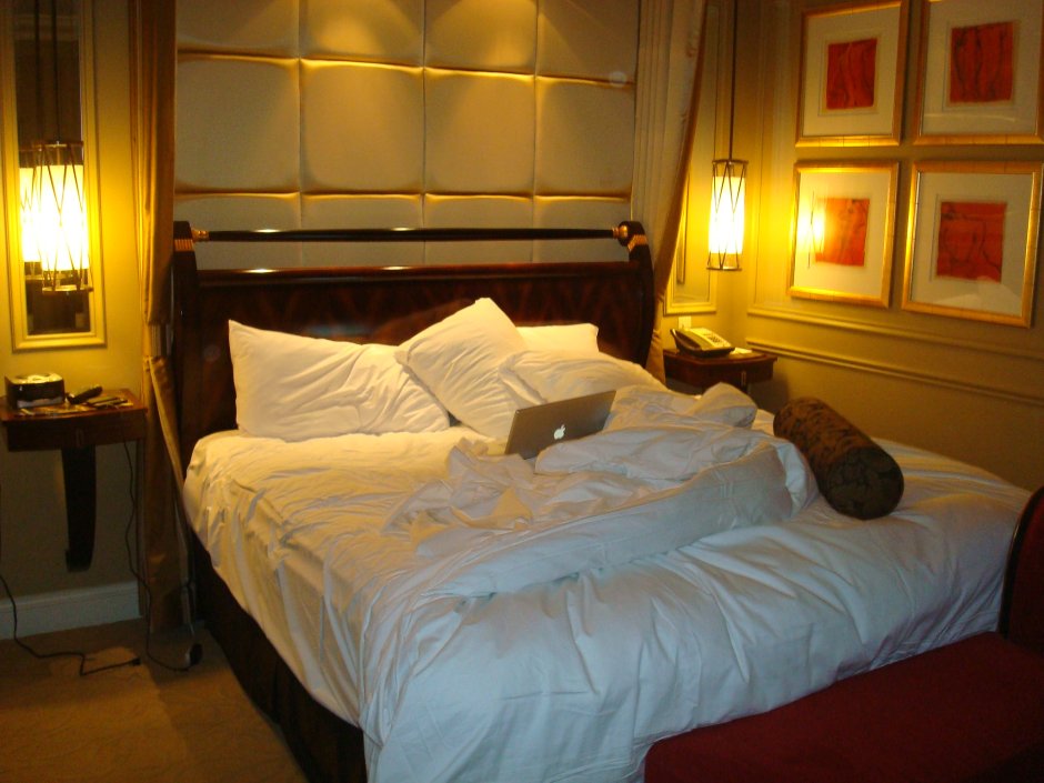 Большая кровать в отеле