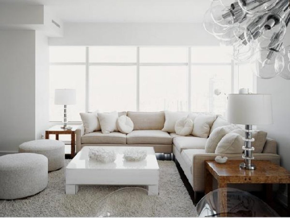 Белый угловой диван в интерьере квартиры