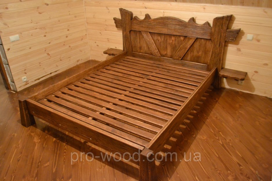 Кровать из дерева под старину