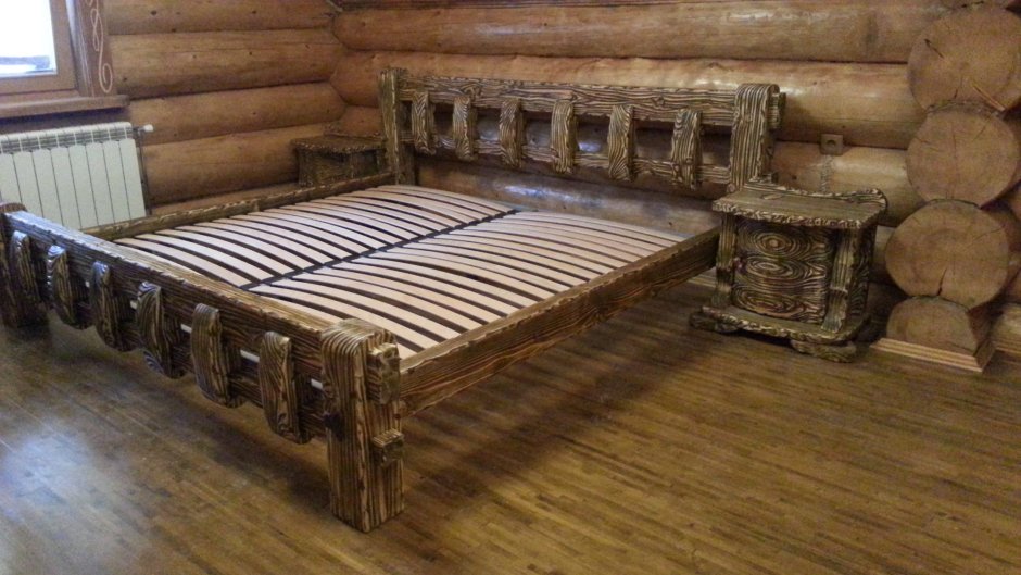 Кровать из состаренной древесины