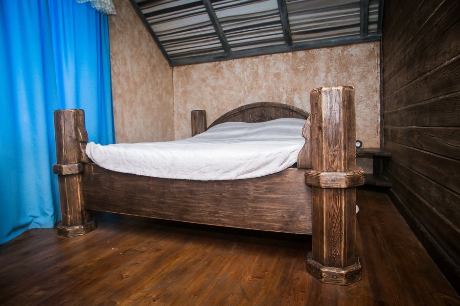 Кровать из нарезного дерево
