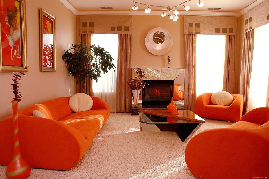 Гостиная с оранжевым диваном