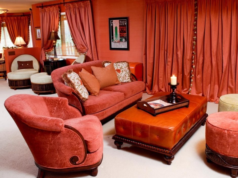 Бордовый диван в интерьере кухни гостиной