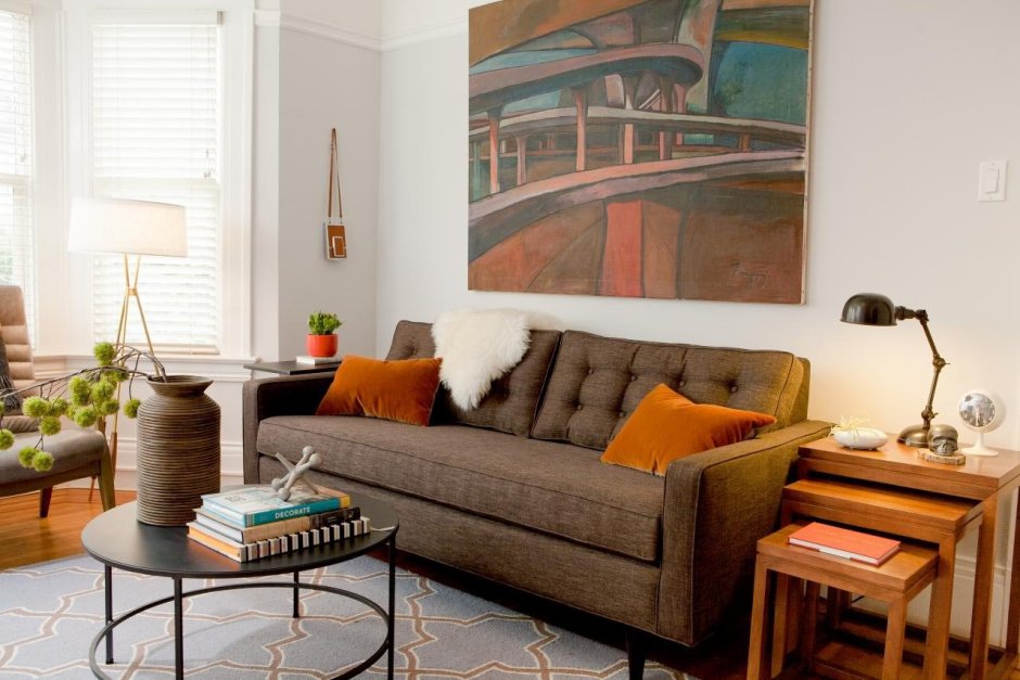 Терракотовый диван в интерьере гостиной