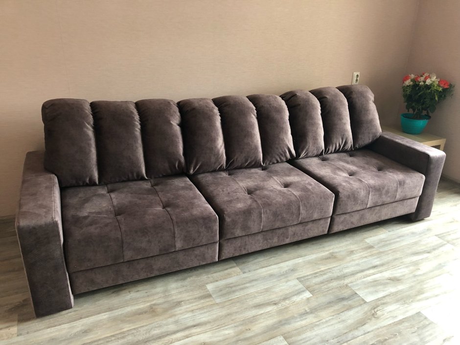Угловой диван с полочкой в углу