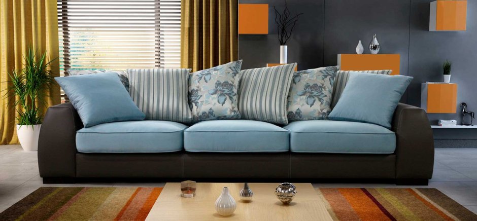 Полосатый диван в интерьере гостиной