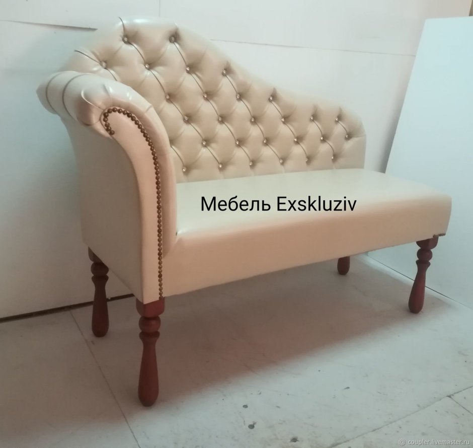 Маленький диван с каретной стяжкой