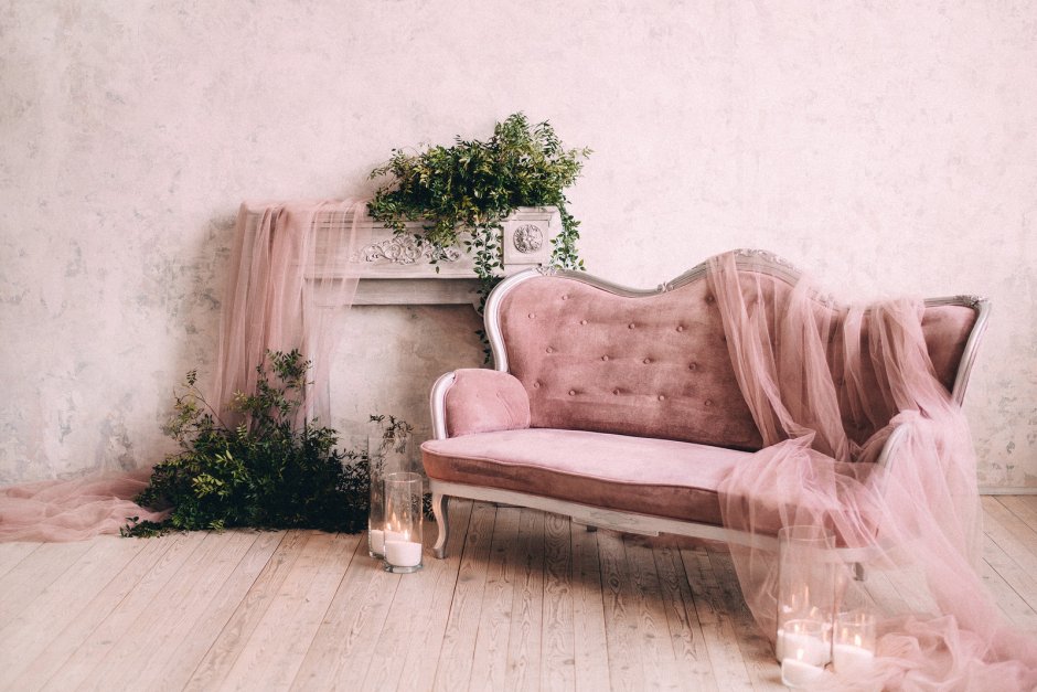 Фотостудия с розовым диваном