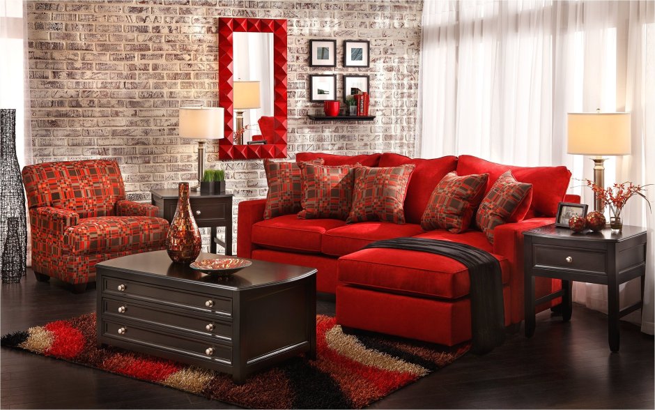 Бордовый диван в гостиной
