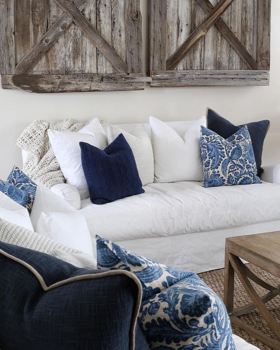 Темно синий диван с подушками в интерьере