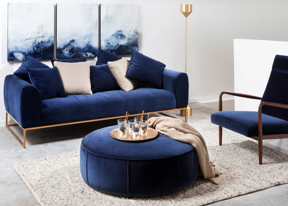 Серый диван с синими подушками