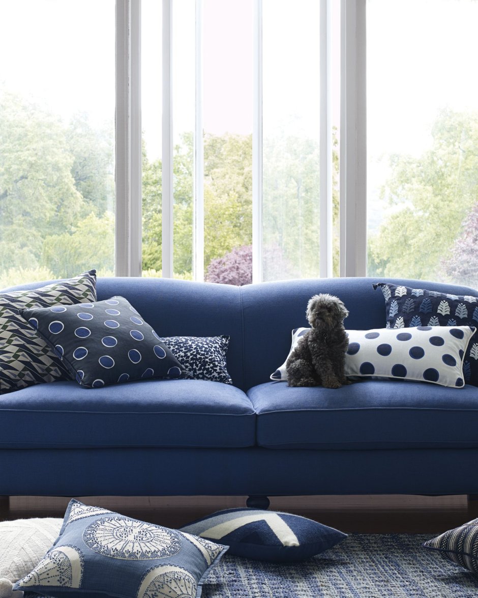 Синий кожаный диван в интерьере