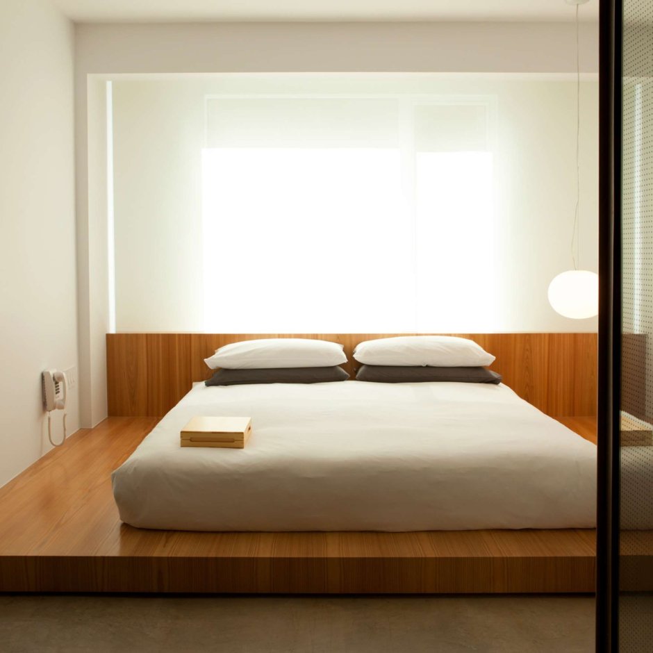 Маленькая спальня в стиле Минимализм с двуспальной кроватью